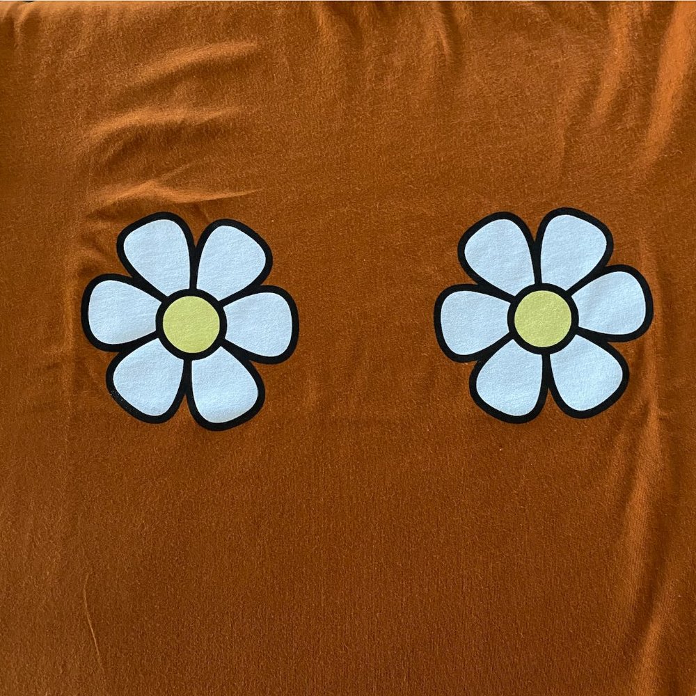 NEW Burnt Orange Daisy Chest Graphic T-Shirt